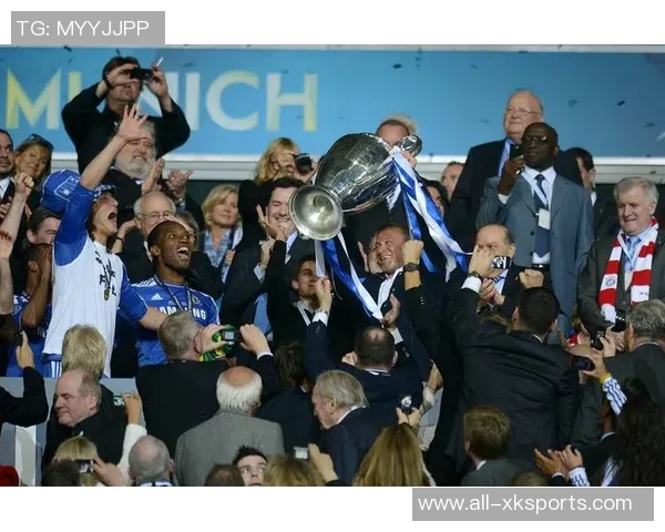 切尔西球迷高呼阿布名字举起BlueCoOut旗帜表达不满情绪